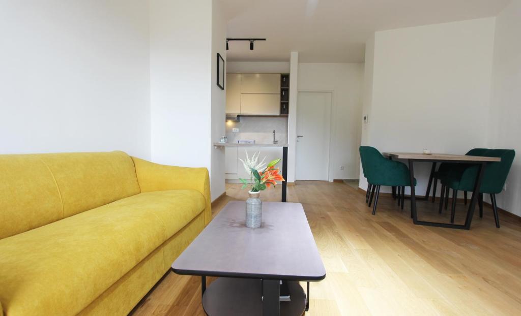 Бечичи: Minimalist stylish 1 BR apartment in Tre Group