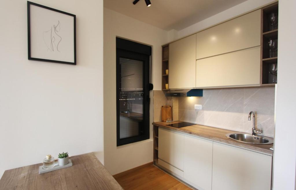 Бечичи: Minimalist stylish 1 BR apartment in Tre Group
