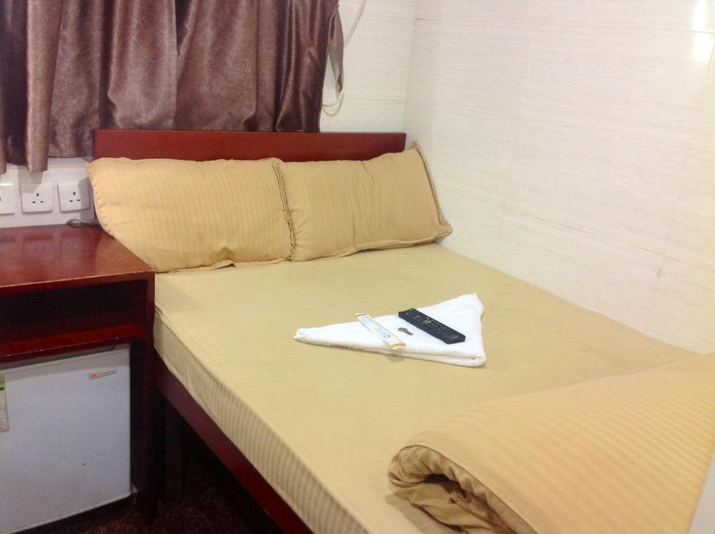 Гонконг: New Yan Yan Guest House reception 9th floor Flat E4 E6