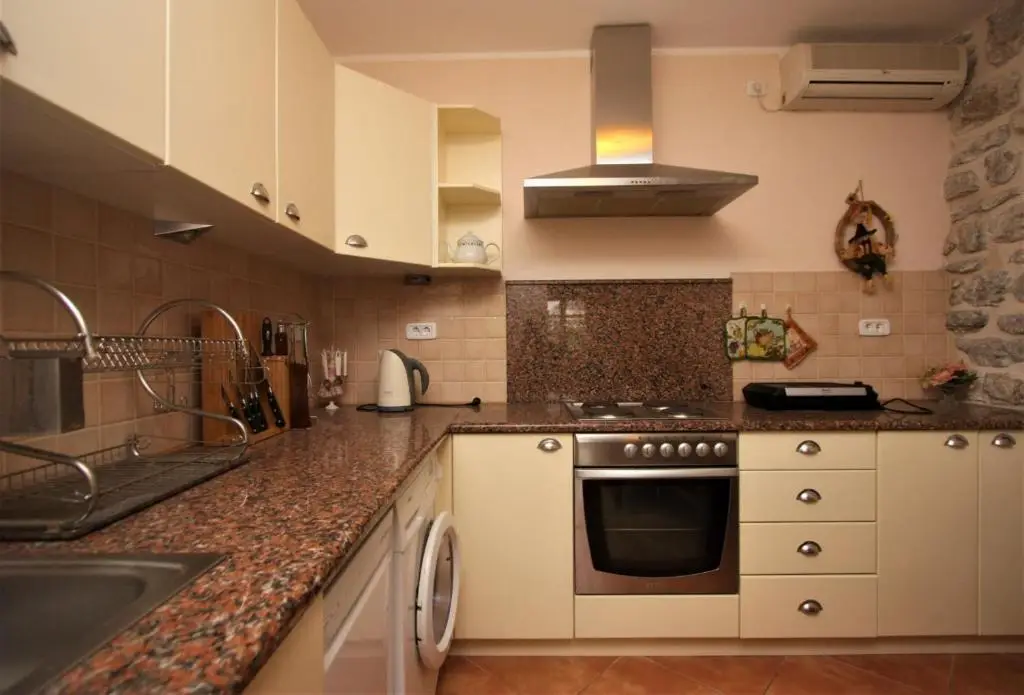 Пераст: Antique 3 BR House next to Admiral