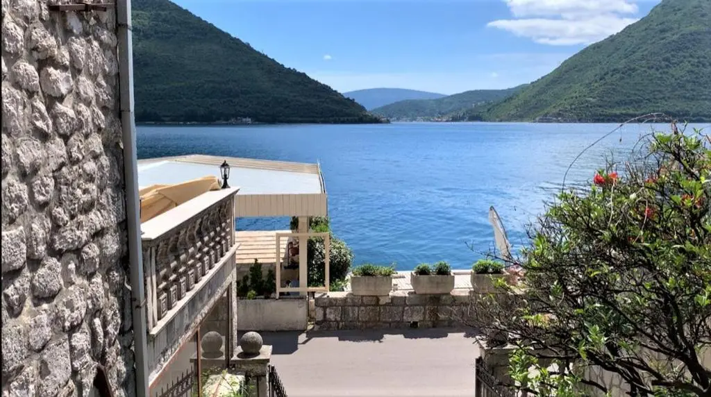 Пераст: Antique 3 BR House next to Admiral