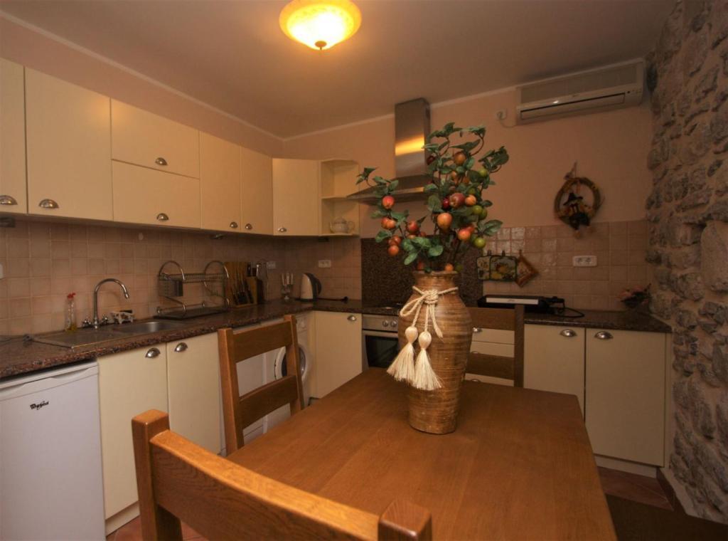 Пераст: Antique 3 BR House next to Admiral