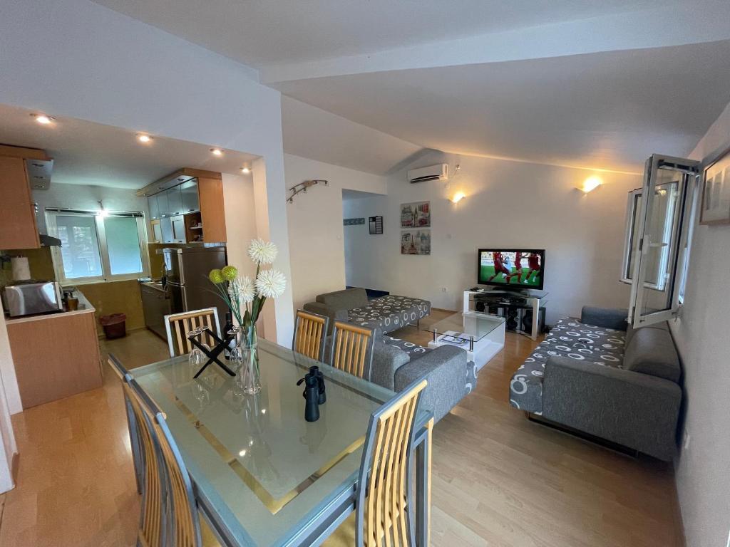 Доброта: House with big terrace and beautiful sea view