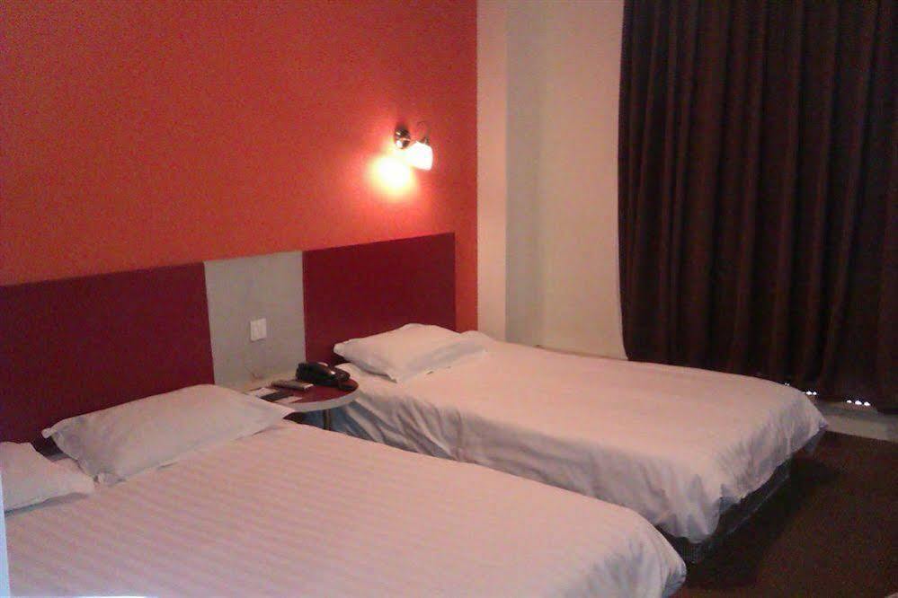 Шанхай: Motel168 Shanghai East JingLing Road Inn