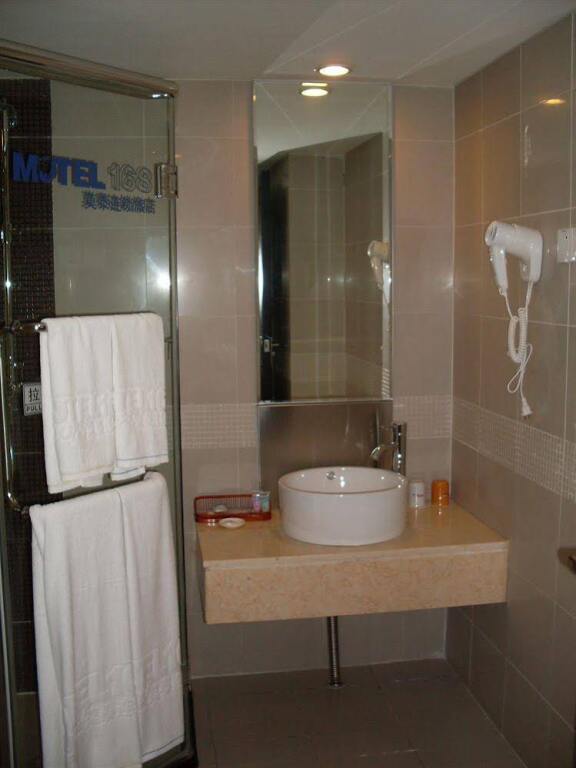 Шанхай: Motel168 Shanghai East JingLing Road Inn