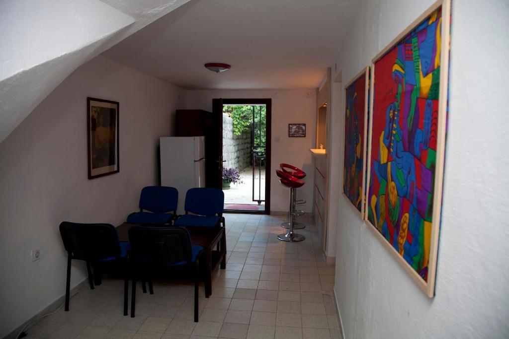 Доброта: Muki's House- just 50m from the beach