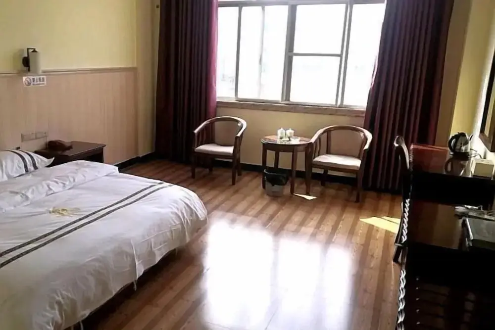 Чжаоцин: Longsheng Hotel