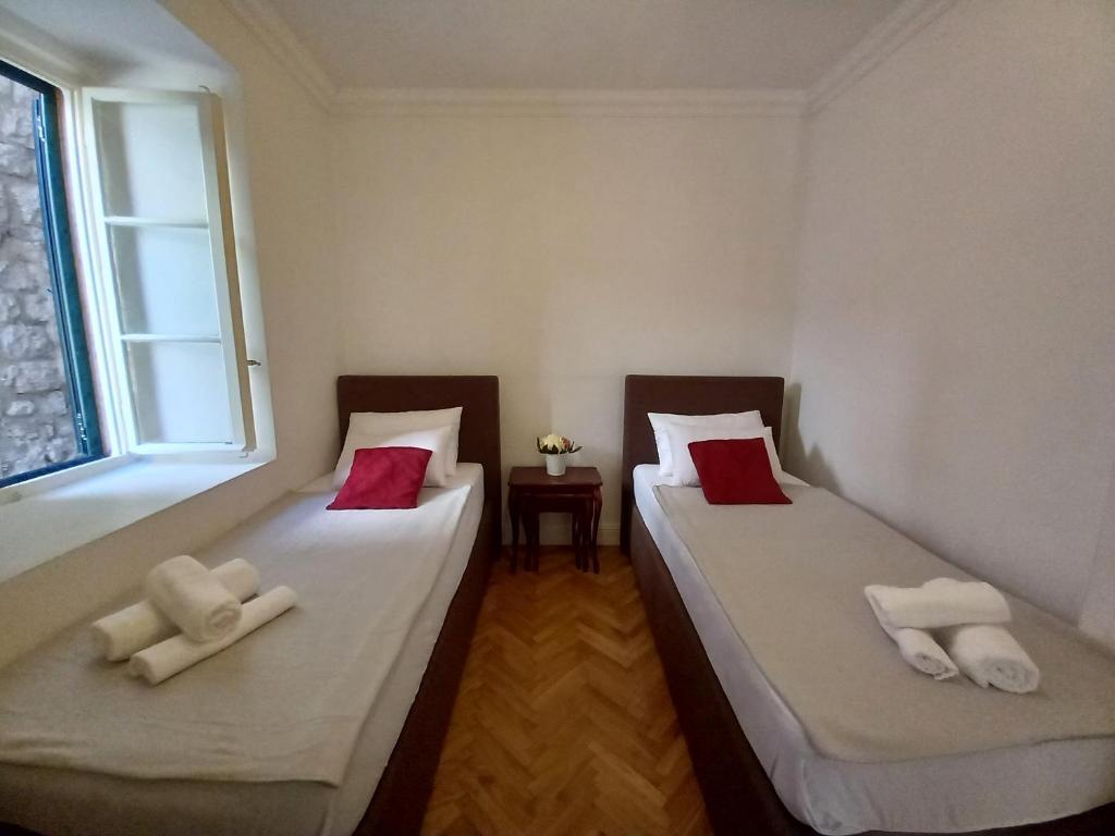 Доброта: Old Town Sea Gate Apartment