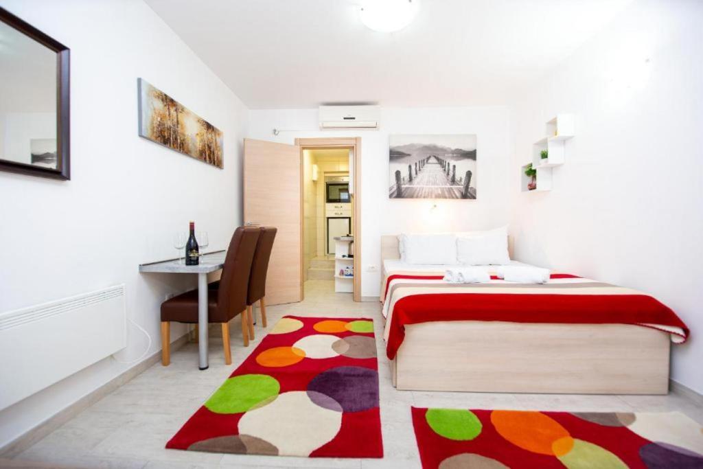 Доброта: Apartment with Shared Pool in Prčanj Montenegro