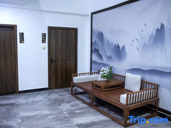 Фэнхуан: Phoenix Ancient City Light Luxury. Yunmu Ju River View Homestay