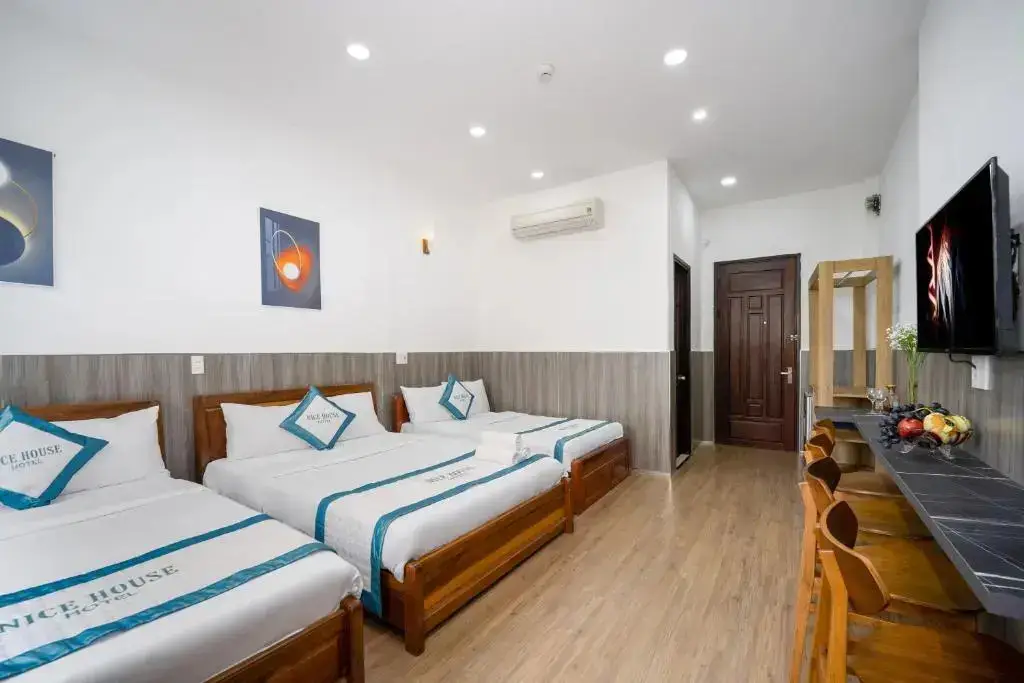 Дананг: Nice House Hotel - Near My Khe Beach