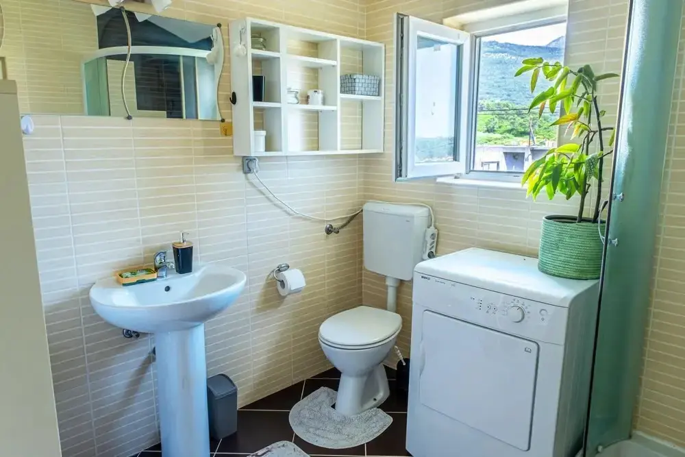 Тиват: Sea View Flat w Terrace 9 min to Port in Tivat