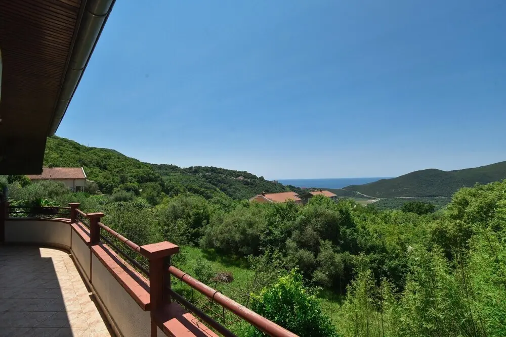 Будва: Sea View Villa w Terrace 10 Min to Beach in Budva