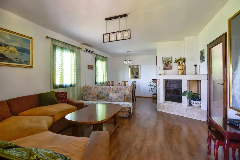 Будва: Sea View Villa w Terrace 10 Min to Beach in Budva