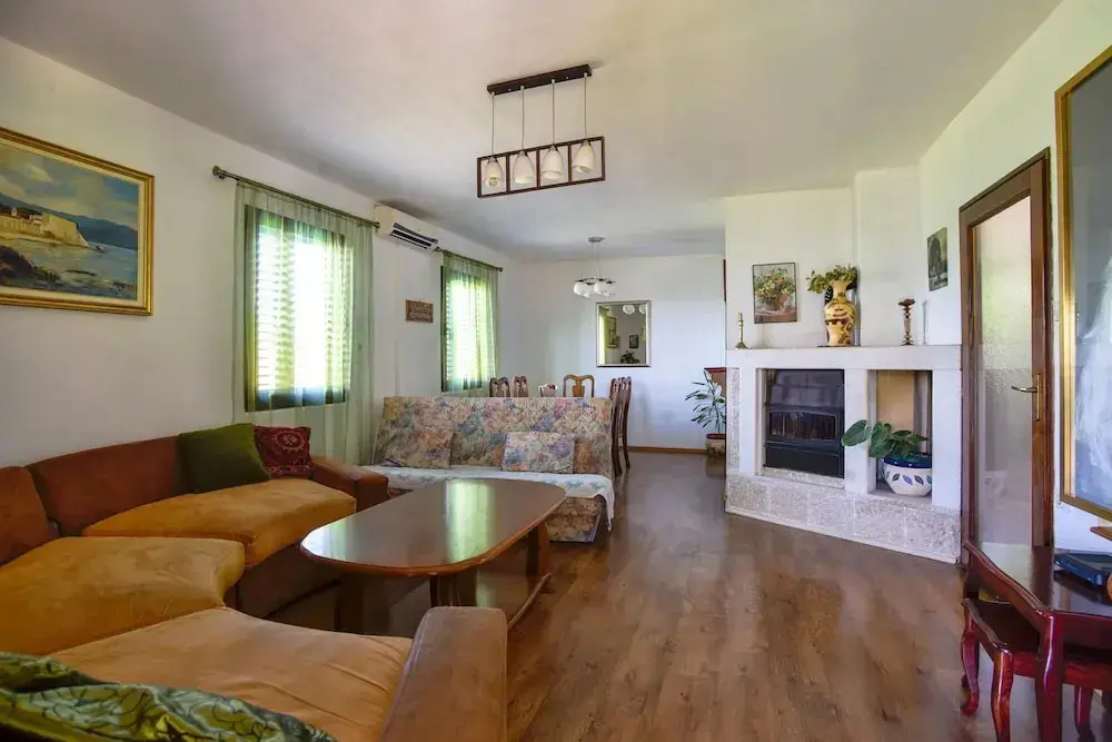 Будва: Sea View Villa w Terrace 10 Min to Beach in Budva