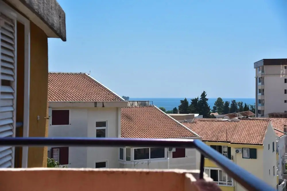 Будва: Sea View Flat w Balcony 10 min to Budva Beach