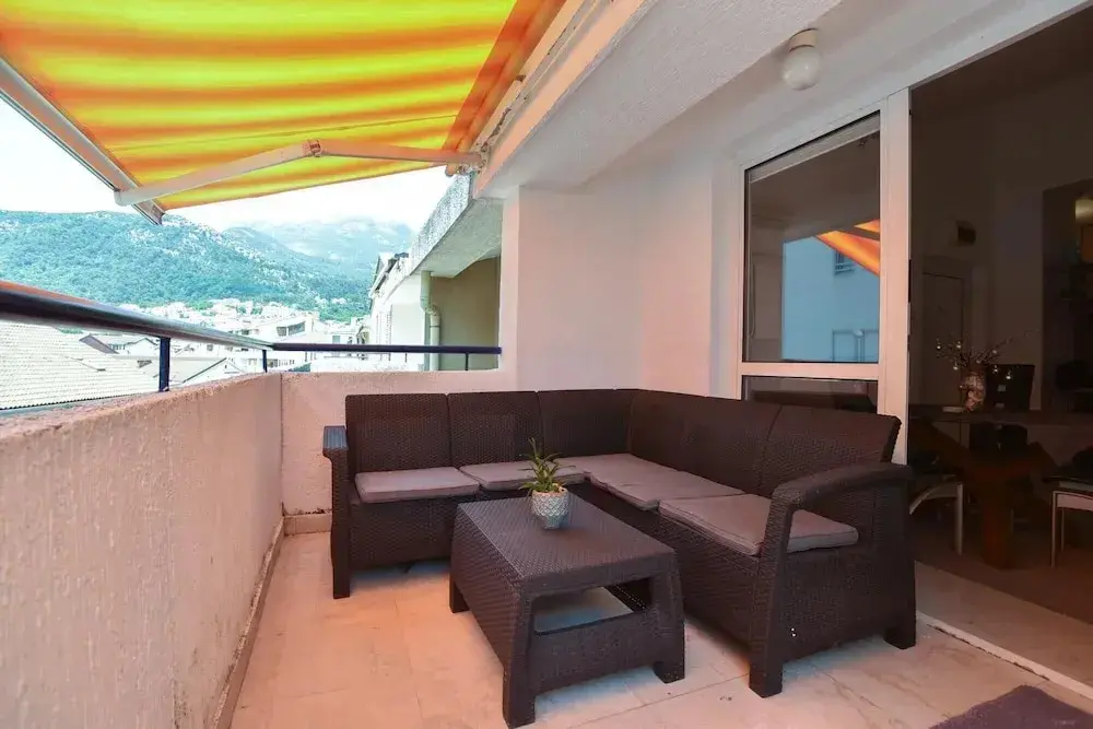 Будва: Sea View Flat w Balcony 10 min to Budva Beach