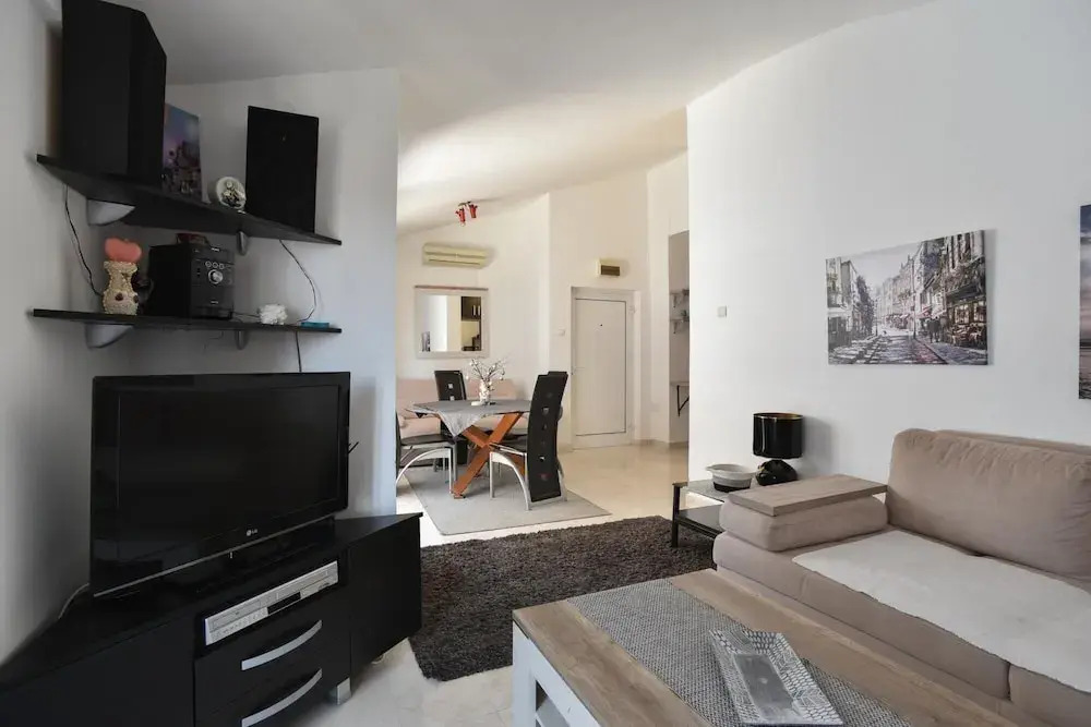 Будва: Sea View Flat w Balcony 10 min to Budva Beach