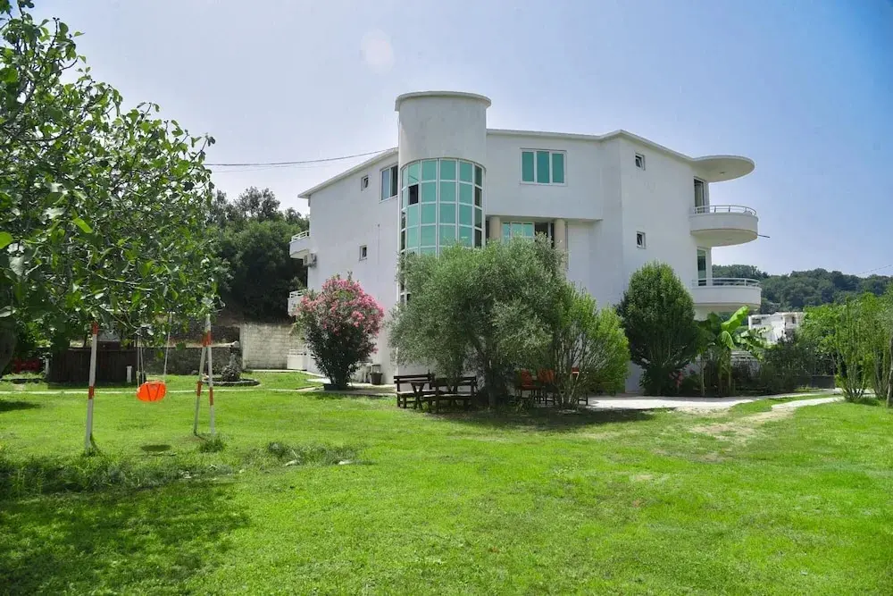 Ульцинь: Vacation Flat w Balcony 5 min to Beach in Ulcinj