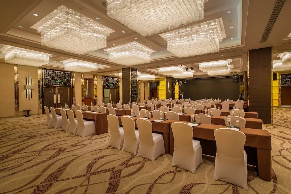 Howard Johnson by Wyndham Jinyi Hotel Chongqing — фото 1