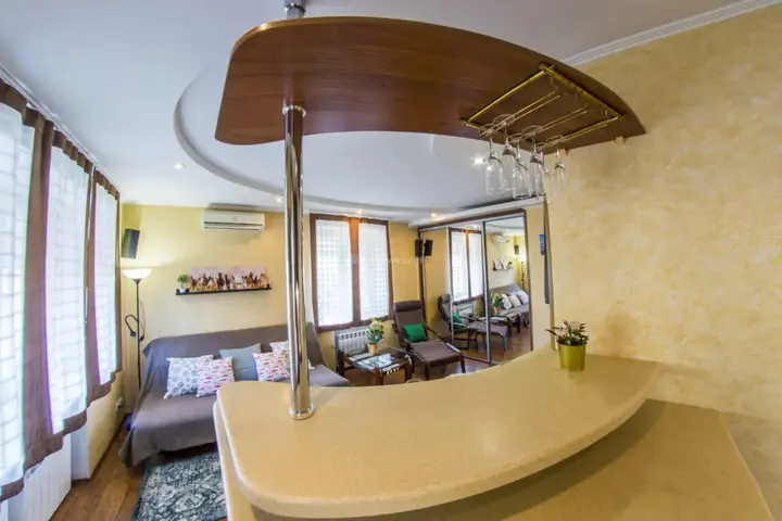 Омск: RENT-servis Apartamenty v istoricheskom tsentre Omska na Lermontova