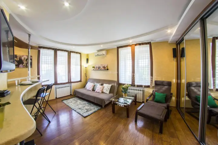 Омск: RENT-servis Apartamenty v istoricheskom tsentre Omska na Lermontova