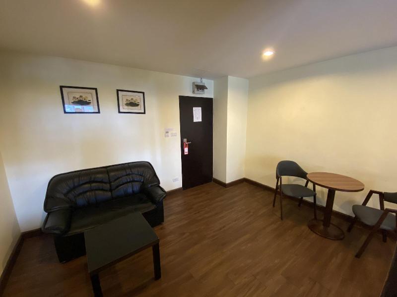 Бангкок: Formerly RedDoorz Premium near Ekkamai BTS Station