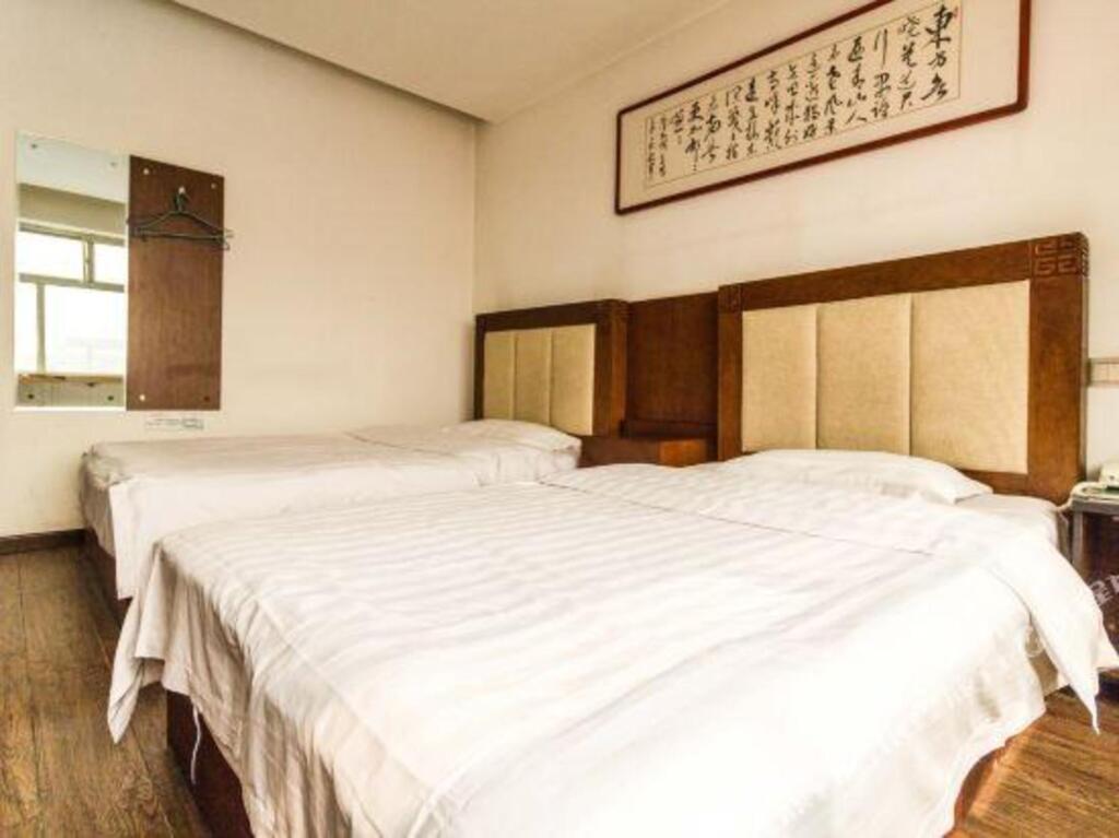 Баодин: Dingzhou Canmei Hotel (The Health Shop)