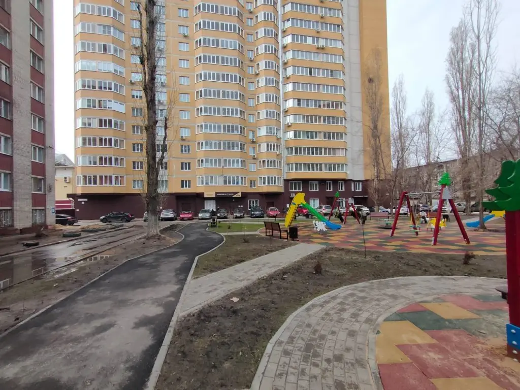 Воронеж: День и ночь на улице Моисеева 9Б