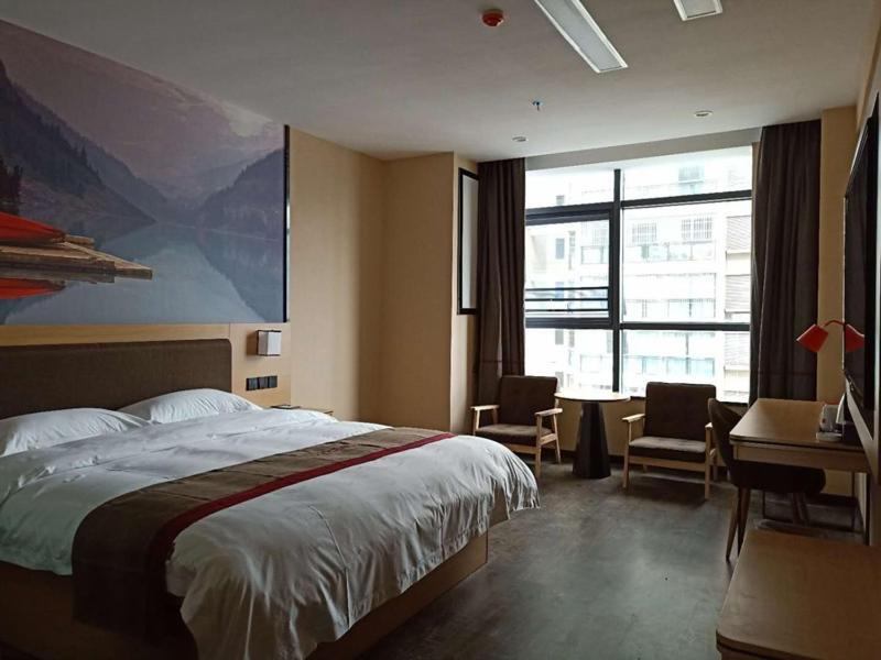 Цзуньи: Thank Inn Plus Hotel Guizhou Zunyi Suiyang County Shixiang Avenue