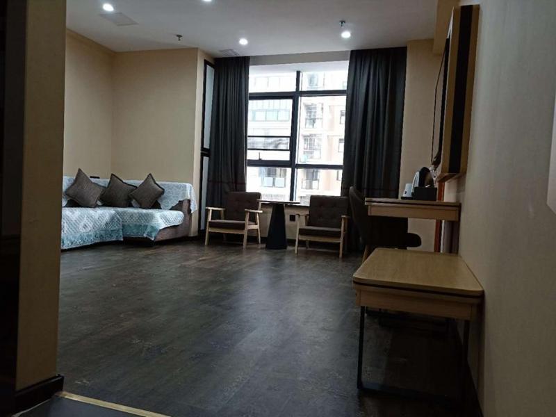Цзуньи: Thank Inn Plus Hotel Guizhou Zunyi Suiyang County Shixiang Avenue