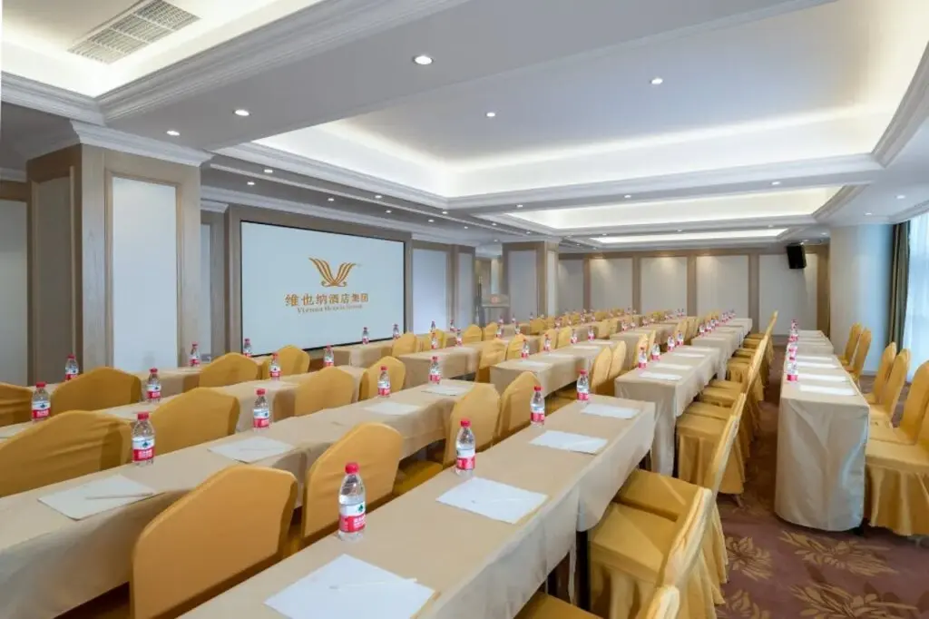 Фошань: Vienna Hotel (Foshan jiujiang xinji plaza store)