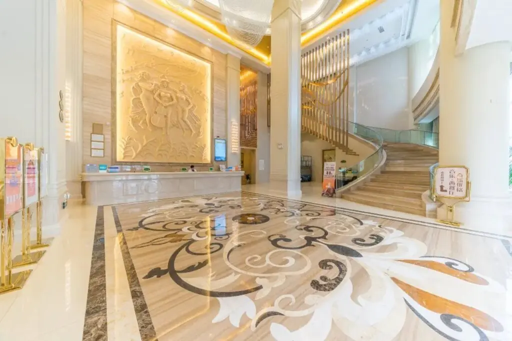 Фошань: Vienna Hotel (Foshan jiujiang xinji plaza store)