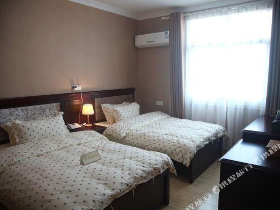 Ичунь: Peace Hotel