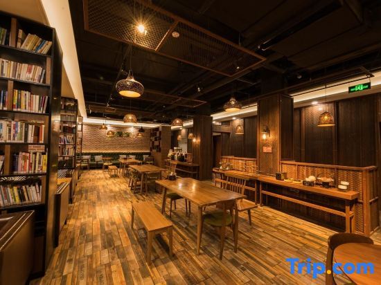 Тяньцзинь: James Joyce Coffetel (Tianjin Railway Station Tianjin Eye)
