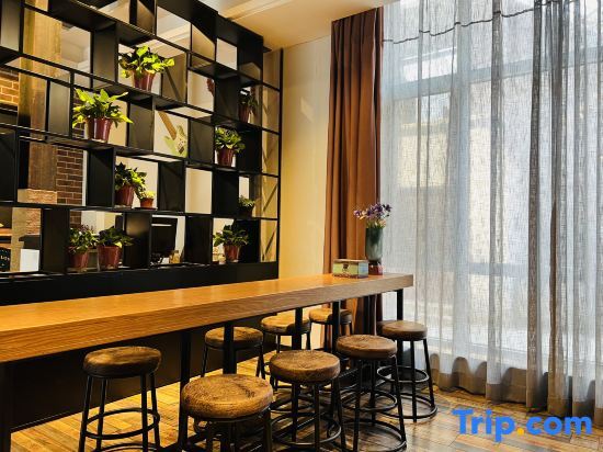 Тяньцзинь: James Joyce Coffetel (Tianjin Railway Station Tianjin Eye)