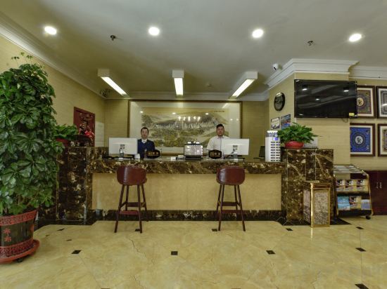 Цзюцюань: Binhe International Hotel (Dunhuang Night Market)