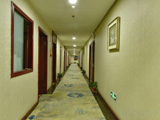 Цзюцюань: Binhe International Hotel (Dunhuang Night Market)