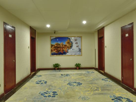 Цзюцюань: Binhe International Hotel (Dunhuang Night Market)