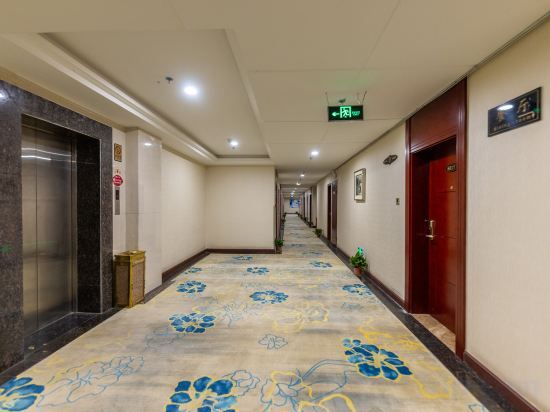 Цзюцюань: Binhe International Hotel (Dunhuang Night Market)