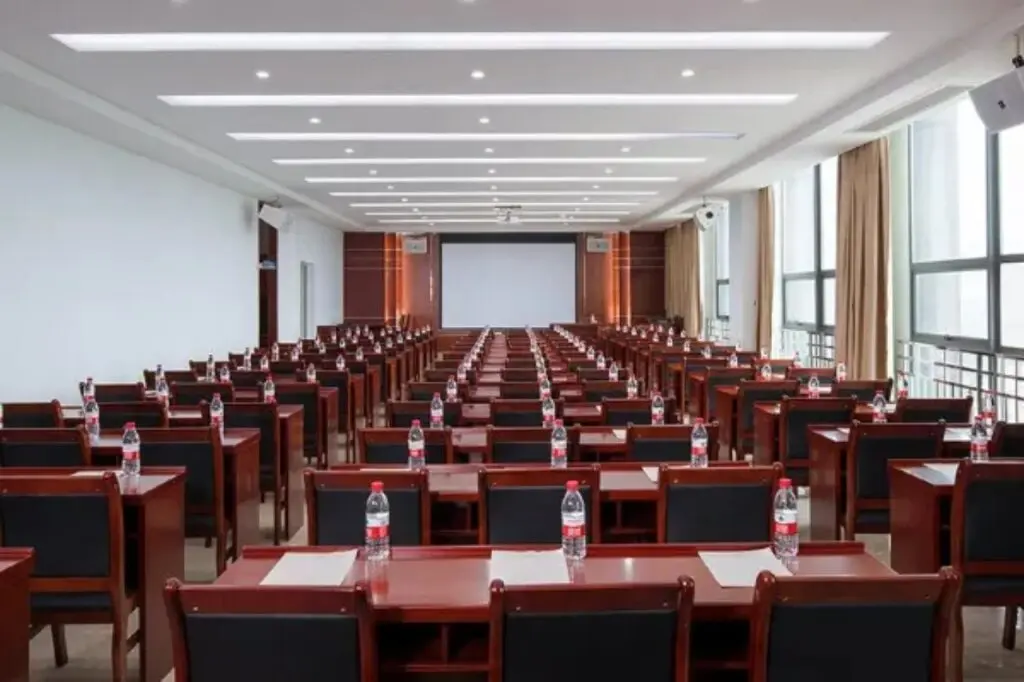 Хойчжоу: Vienna Hotel (Huizhou Boluo High Speed Rail Central Bus Station Hotel)