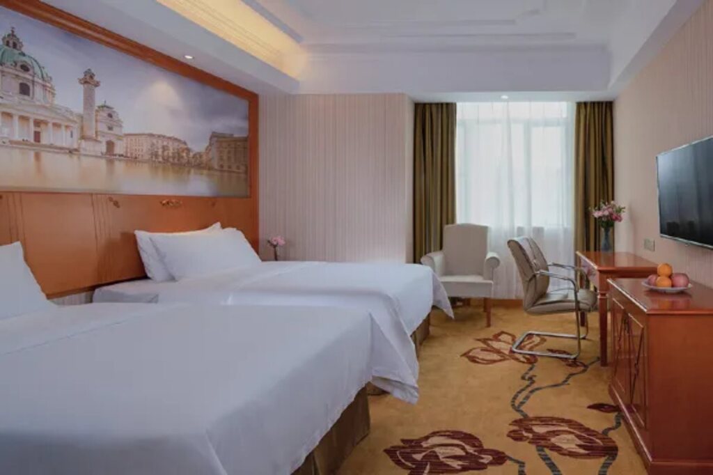 Хойчжоу: Vienna Hotel (Huizhou Boluo High Speed Rail Central Bus Station Hotel)