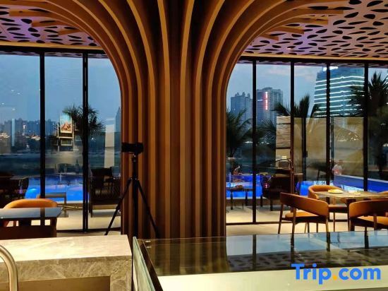 Цзинхун: Yunzhou Jiangjing Resort Hotel ( Jinghong Jiaozhuang Xishuangjing Xingguang Night Market)