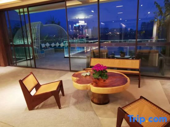 Цзинхун: Yunzhou Jiangjing Resort Hotel ( Jinghong Jiaozhuang Xishuangjing Xingguang Night Market)