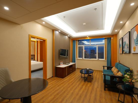 Аксу: Grand Hotel (Aksu Tianbai Fashion Shopping Center)