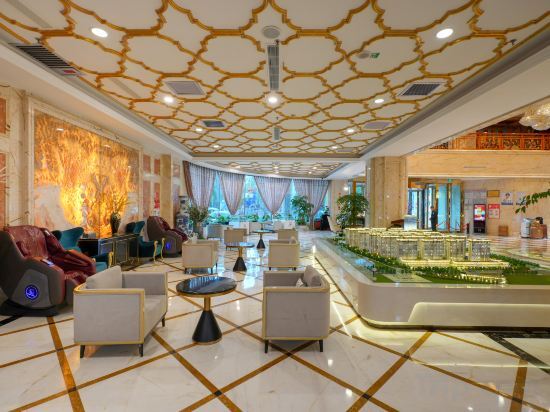 Аксу: Grand Hotel (Aksu Tianbai Fashion Shopping Center)