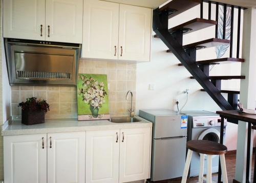 Гуанчжоу: April Fair Duplex Apartment Guagnzhou South Railway Station Ao Yuan Yue Shi Dai Branch