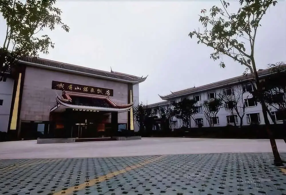 Lingxiu Hot Spring of Emei Mountain — фото 1