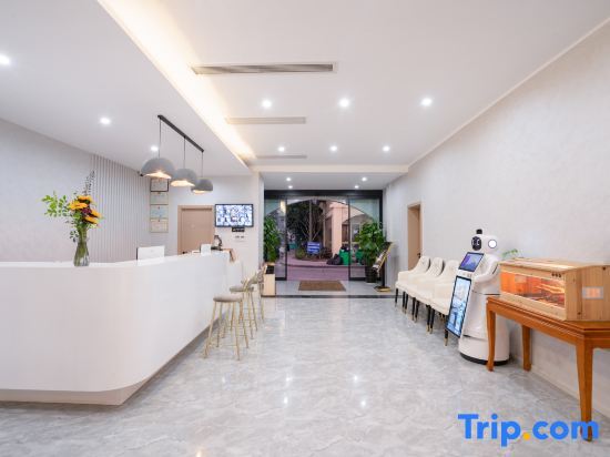 Цзинхун: Suliya River View Resort Hotel (Jinghong Gaozhuang West Shuangjing Starlight Night Market Branch)