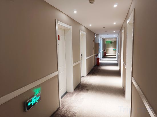 Цзиси: Home Inn (Jixi Jinlong Building Railway Station Wanda Plaza)